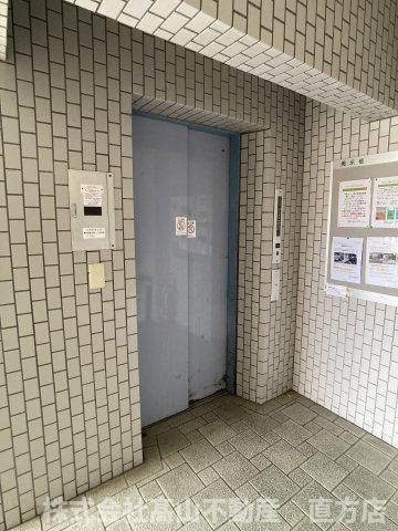 直方市大字頓野の賃貸マンションのエントランス