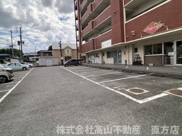 直方市大字頓野の賃貸マンションの駐車場