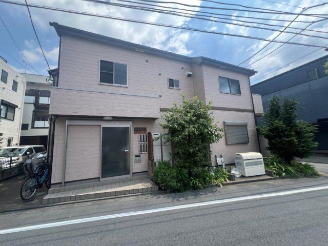 三鷹市深大寺２丁目のアパートのエントランス