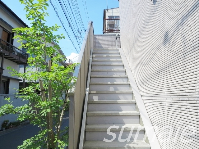 プティットフォレの駐車場|共用階段です☆