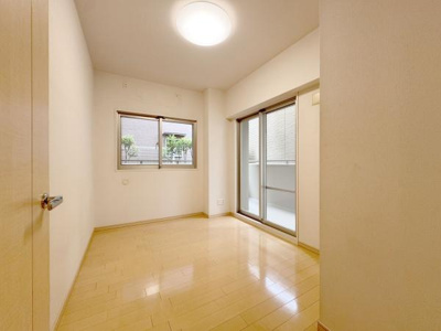 【子供部屋】 | ローレルコート鳳 | 2面採光なので、日差しを長時間受ける事が出来る暖かいお部屋です。