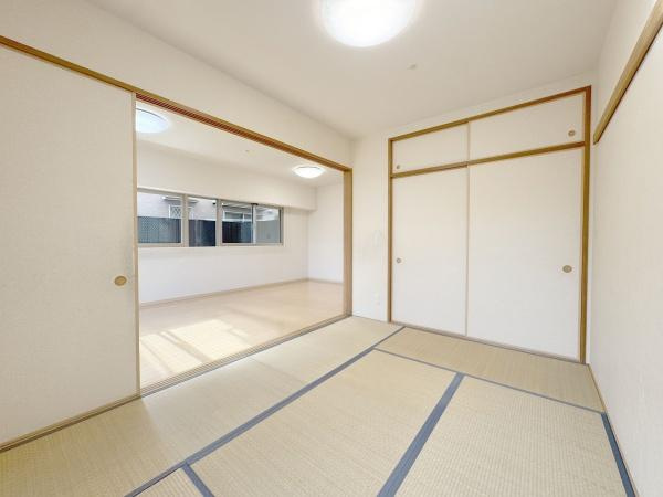【和室】 | ローレルコート鳳 | LDKと隣接した6畳の和室。
開けることで、開放感あふれる空間に！
