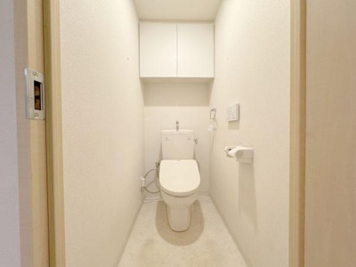 【トイレ】 | ローレルコート鳳 | 節水型でエコなトイレには、今では当たり前のウォシュレット付き。便座を温める機能付き！