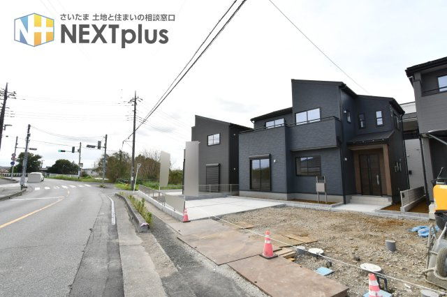 蓮田市藤ノ木第５　全３棟　２号棟の前面道路含む現地写真