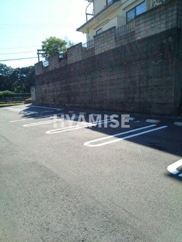 レイクサイド Bの駐車場