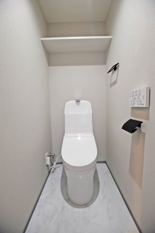エステムコート梅田天神橋Ⅱグラシオのトイレ|新調済みのトイレでウォシュレット機能が付いており、清潔で心地よくご利用いただけます。