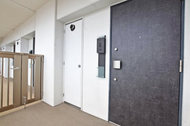 エステムコート梅田天神橋Ⅱグラシオの玄関|玄関前が門扉で区切られ、静かで落ち着いた暮らしが可能です。