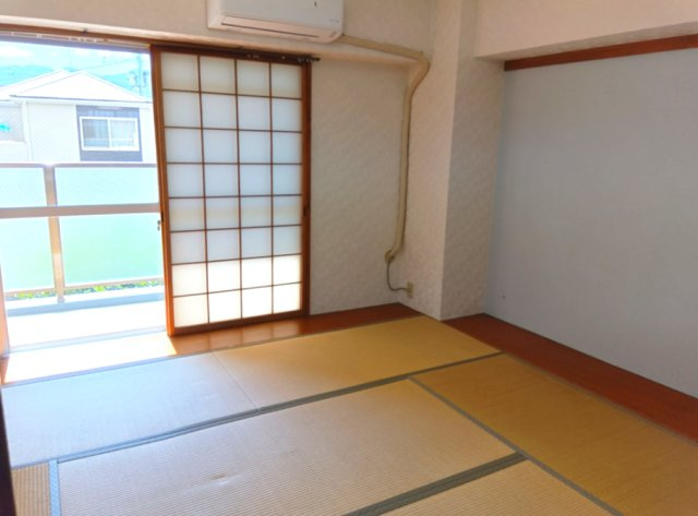 ローレルハイツ宝塚弐号棟の和室|(バルコニー側)和室①約6帖です。　い草の香りが落ち着く素敵な和室です。