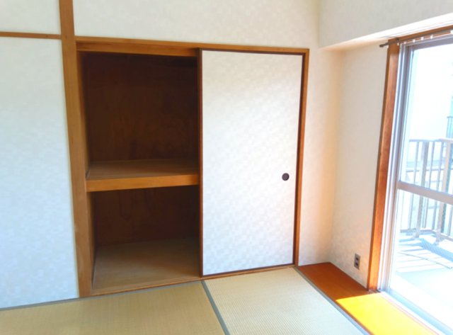 ローレルハイツ宝塚弐号棟の和室|和室があると、家にあたたかい雰囲気が生まれます。　収納のスペースが大きくて荷物など入れやすいです。