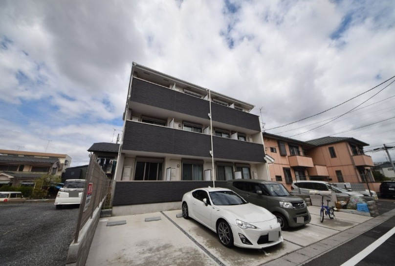 ウエストガーデン吉川の駐車場