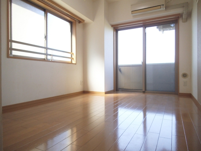 リバーサイドビュー皇漢の居間・リビング|２面採光で明るいお部屋です☆