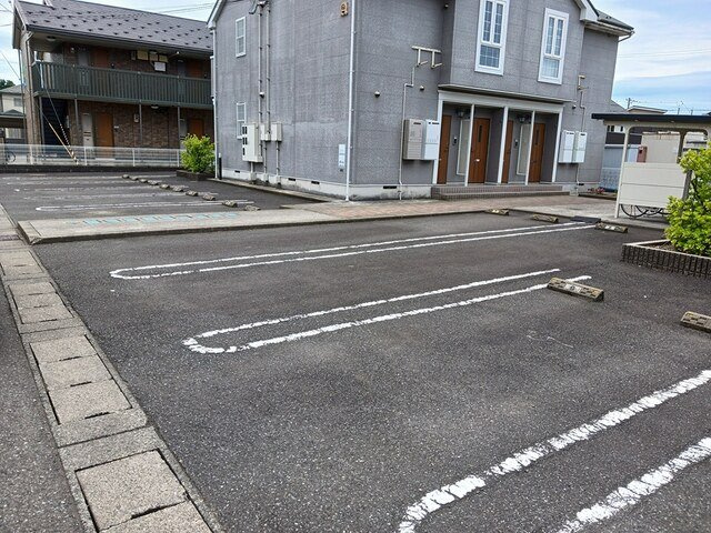 シャインヒルズ　Ａの駐車場