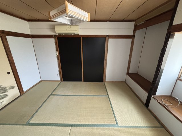 福角町貸家　松山市福角町戸建賃貸の和室|明るい和室です