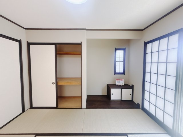 【中古戸建】高崎市新町の和室|■1階和室｜和室を書斎にしたり、冬にはコタツを敷いて家族みんなで年越しをするのもいいですね。家族みんなのお気に入りの空間になります♪