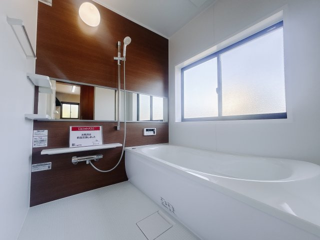 【中古戸建】高崎市新町の浴室|■浴室｜ゆったり足を伸ばせるサイズの浴室(*＾＾*)　夜間のお洗濯や、雨の日のお洗濯に大活躍の浴室暖房乾燥機付き！お子さまとの入浴の際に嬉しいエコベンチ浴槽付きです♪