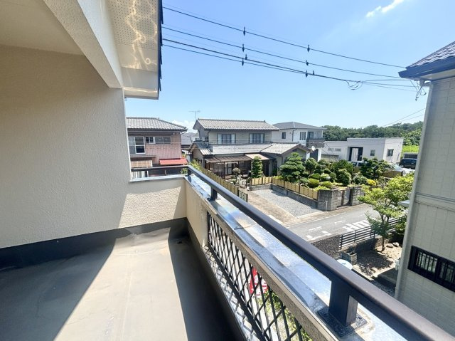 【中古戸建】高崎市新町のバルコニー|■バルコニー｜あたたかな陽のひかりを浴びることのできるバルコニー。お洗濯物やお布団を干せば、家族みんなが気持ちよく暮らすことができます(*^^*)