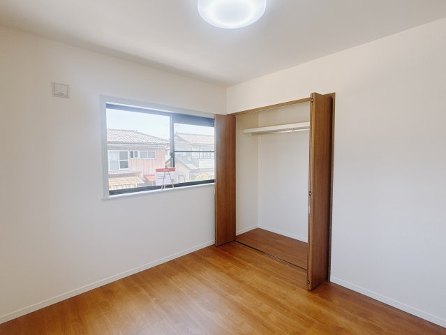 【中古戸建】高崎市新町の洋室|■2階洋室｜ナチュラルカラーの床です。模様替えなどとても楽しく工夫できます♪陽当たり、風通しもとても良いので毎日快適な生活スタートです！子供部屋にも良いですね♪