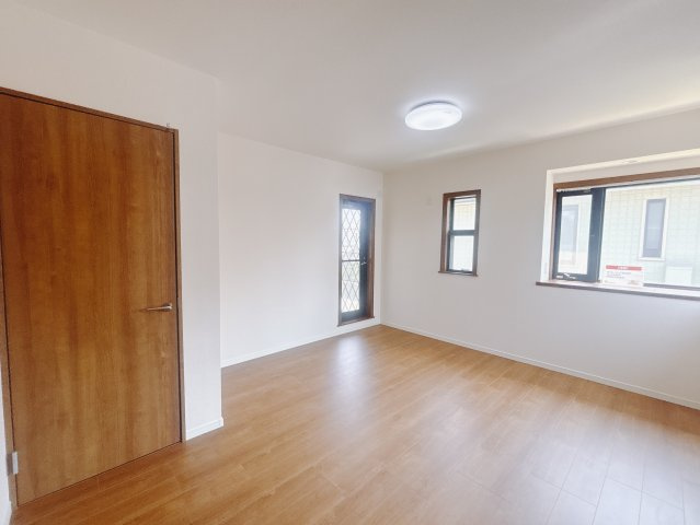 【中古戸建】高崎市新町の洋室|■2階洋室｜2階各居室には収納をご用意しています♪常にお部屋を綺麗に保てます！小さなお子様も自然とお片付けができるようになるのでうれしいですよね！