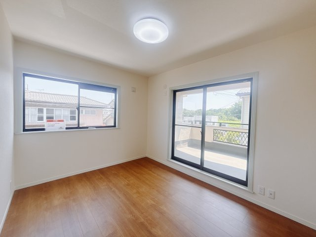 【中古戸建】高崎市新町の洋室|■2階洋室｜2階洋室には大きな窓をご用意しています。日中はあたたかな日差し差し込み自分時間も充実できますね＾＾