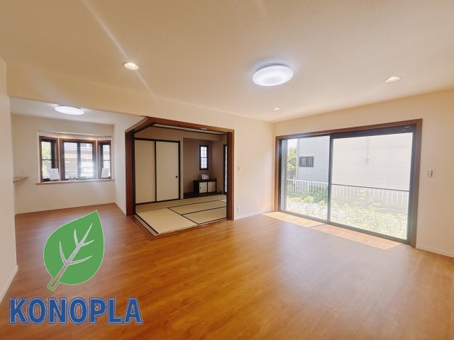 【中古戸建】高崎市新町の居間・リビング|■リビング｜大きい窓からあたたかいたっぷりの光が入ります♪開放的な空間で毎日をもっと快適に(*＾＾*)