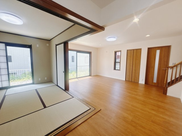 【中古戸建】高崎市新町の居間・リビング|■リビング｜木製で懐かしさのある家具やアンティーク調の小物に囲まれてレコードを流したり小説を読んだり…そんな心ときめく暮らしをしませんか？