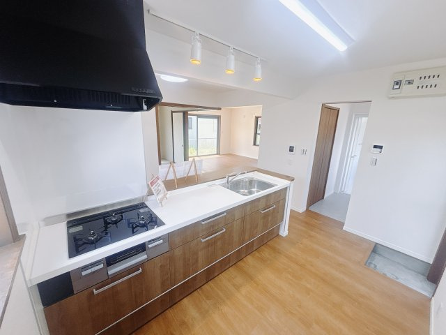 【中古戸建】高崎市新町のキッチン|■キッチン｜大きなお鍋や調理用具のも出し入れラクラクな収納がたっぷり！毎日使う場所だからこそ、無理のない姿勢で作業できるのは嬉しいポイントですね(*＾＾*)♪