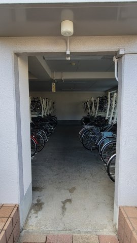 朝日プラザ鳴神の駐輪場
