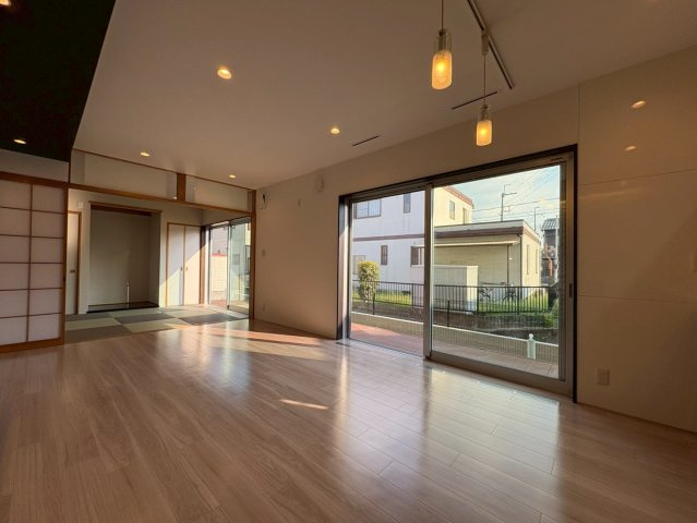 ◆リフォーム済み美宅◆敷地６６坪◆５SLDKの大豪邸◆駐車３台可能◆守山市荒見町の居間・リビング|リビング