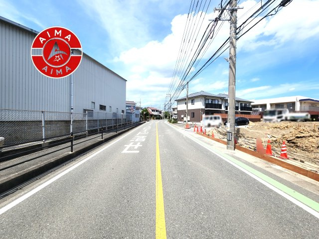 糟屋郡粕屋町内橋東1丁目第3-5棟（1号棟）の前面道路含む現地写真|前面道路は閑静な住宅地をはしる車通りの少ない道路。お車の出し入れが苦手なママや小さなお子様にも安心ですね。しっかり舗装もされているので、ベビーカーや自転車で通っても快適に通行できます。