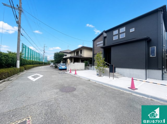 ■12日(土)13日(日)現地ご見学可能！　宝塚市光ガ丘　限定1邸の前面道路含む現地写真|周辺は閑静な住宅街！前面道路広々で車の出し入れも便利です。駐車が苦手な方でも安心して車庫入れできます！