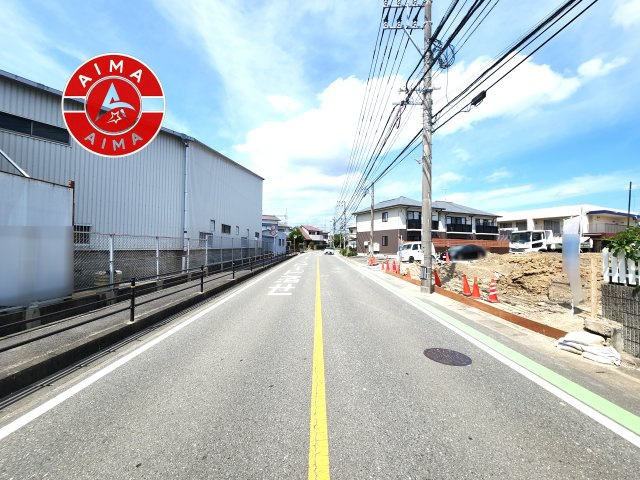 糟屋郡粕屋町内橋東1丁目第3-5棟（5号棟）の前面道路含む現地写真|前面道路は閑静な住宅地をはしる車通りの少ない道路。お車の出し入れが苦手なママや小さなお子様にも安心ですね。しっかり舗装もされているので、ベビーカーや自転車で通っても快適に通行できます。