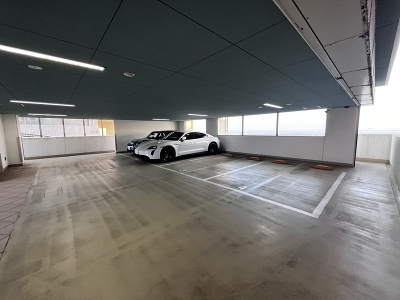 スカイ・シーフロント塩屋の駐車場