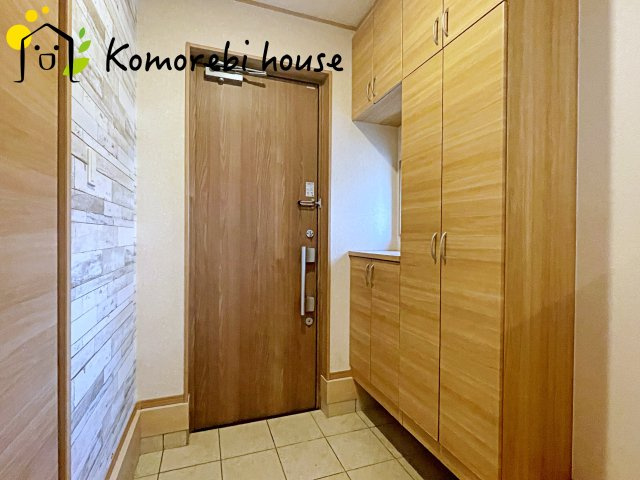 桶川市加納　中古戸建ての玄関|収納もある玄関です