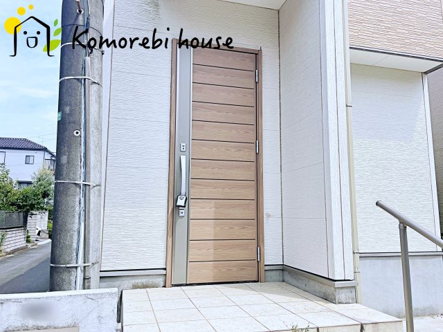 桶川市加納　中古戸建ての玄関|収納もある玄関です