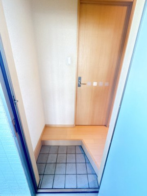【玄関】 | 三番館 | ※同物件・同タイプの写真です