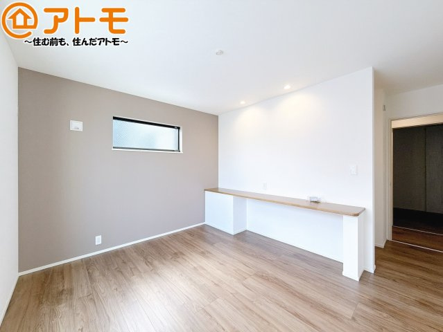 【寝室】 | 葵区田町2丁目　新築戸建　C号棟 | アクセントクロスが印象的なお部屋です。お気に入りの家具に囲まれてゆったり過ごしたいですね♪