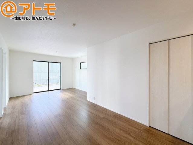 【居間・リビング】 | 葵区田町2丁目　新築戸建　C号棟 | 日当たりのよいリビングは、一年を通してぽかぽかとしています。家族が自然と集まる空間になりそうですね♪