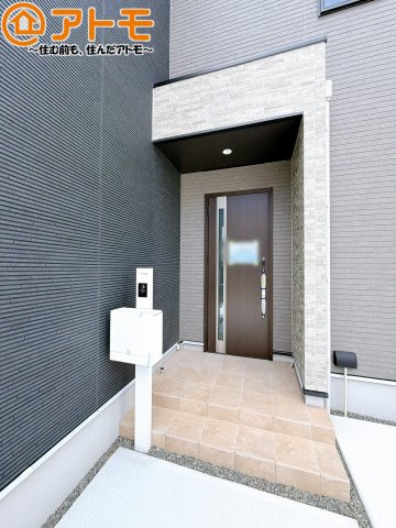 【玄関】 | 葵区田町2丁目　新築戸建　B号棟 | 落ち着いた色合いの玄関はダブルロックで防犯性に優れた仕様になっています♪