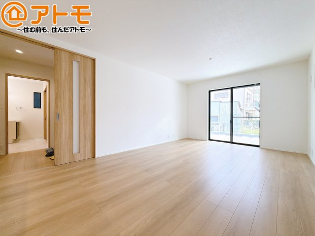 【居間・リビング】 | 葵区田町2丁目　新築戸建　B号棟 | 日当たりのよいリビングは、一年を通してぽかぽかとしています。家族が自然と集まる空間になりそうですね♪