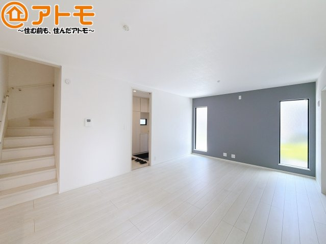 【居間・リビング】 | 葵区田町2丁目　新築戸建　A号棟 | 日当たりのよいリビングは、一年を通してぽかぽかとしています。家族が自然と集まる空間になりそうですね♪