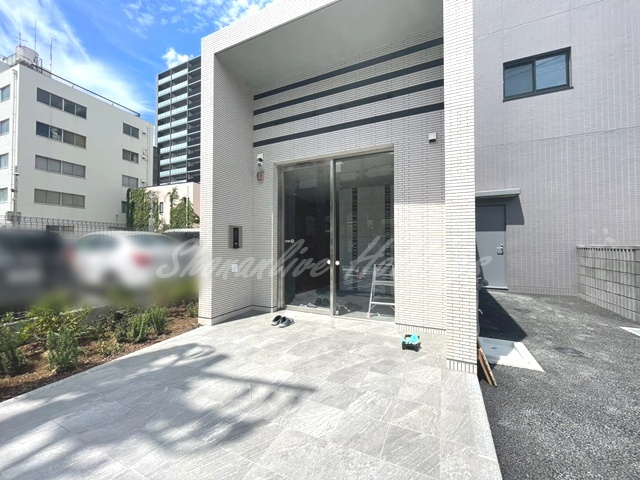 厚木市中町４丁目の賃貸マンションのエントランス