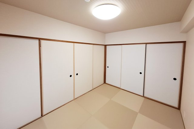 ふぁみーゆ松原参番館の寝室|和室：LDKとテラスへ出入り可能です。