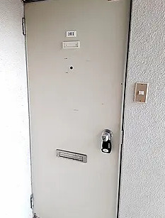 いずみハイツの玄関