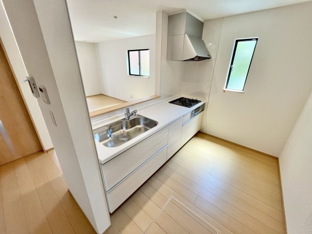 【仲介手数料無料】ふじみ野市大井中央―新築分譲住宅―全2棟の内観：施工例|お洒落な内装に似合う、シンプルでスタイリッシュなキッチン。見た目と機能性のバランスが大事なポイントです。