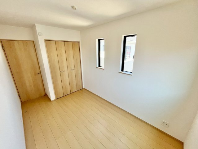 【仲介手数料無料】ふじみ野市大井中央―新築分譲住宅―全2棟の内観：施工例|3LDKのゆとりある間取りで、ご家族の成長に寄り添います。二面採光で、やさしい光と静けさが、自然な眠りへと導いてくれる癒しの寝室です。