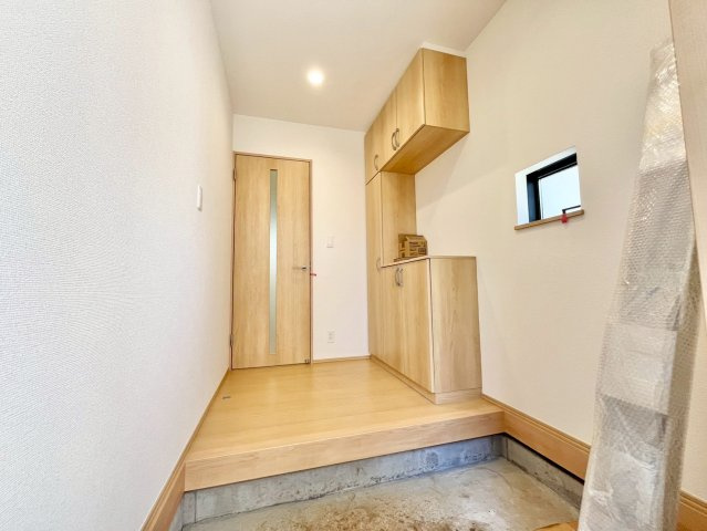 【仲介手数料無料】ふじみ野市大井中央―新築分譲住宅―全2棟の内観：施工例|玄関で始まる新しい一日。心地よい空間が、毎日の生活に潤いを与えます。小窓も付いており明るさ、通風も良好です。