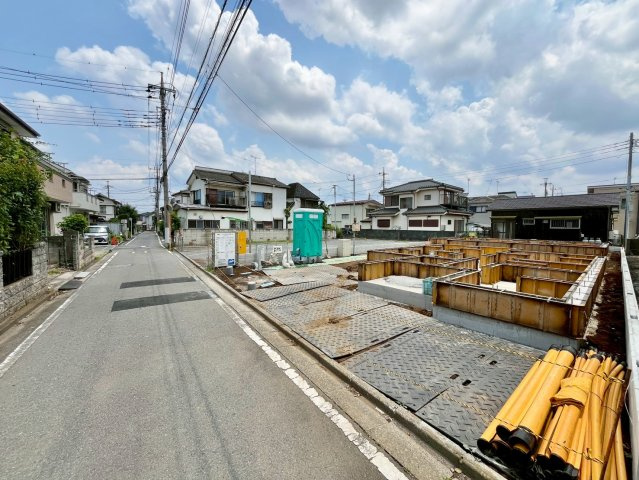 【仲介手数料無料】ふじみ野市大井中央―新築分譲住宅―全2棟の前面道路含む現地写真|陽当たりも風通しも良好で、家族みんなが快適に過ごせる暮らしがここに。蒼い空が近くに広がる。