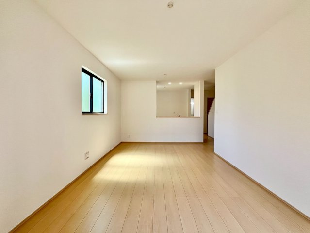 【仲介手数料無料】ふじみ野市大井中央―新築分譲住宅―全2棟の内観：施工例|大きな窓からは、やわらかな自然光がリビング全体に広がります。明るく開放的な空間で、毎日の暮らしがもっと豊かに。