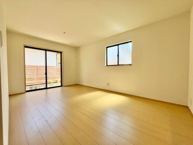 【仲介手数料無料】ふじみ野市大井中央―新築分譲住宅―全2棟の内観：施工例|18帖超の広いリビングだからこそ、家具の配置も自由自在。あなたのライフスタイルに合わせて、空間が無限に広がります。