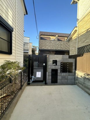 藤沢市鵠沼海岸７丁目のアパートのエントランス